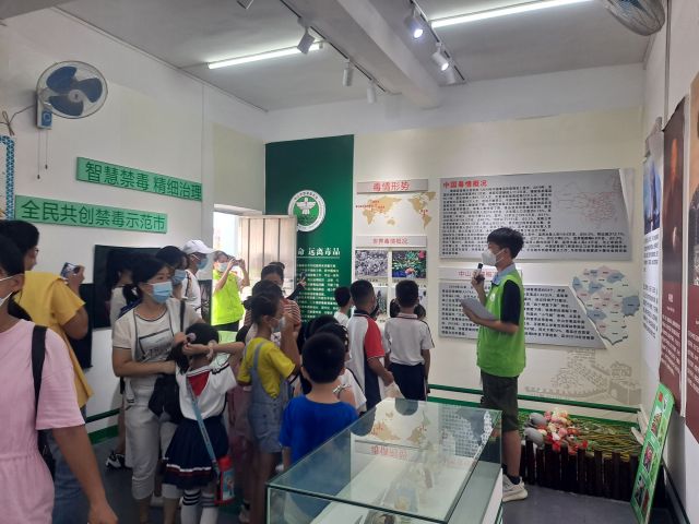 三鄉(xiāng)鎮(zhèn)開展“拒絕毒品，你我同行“禁毒教育基地參觀活動照片1.jpg
